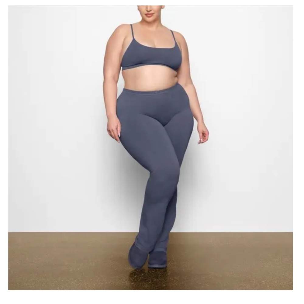 Size XS: Skims Outdoor Split Hem Leggings